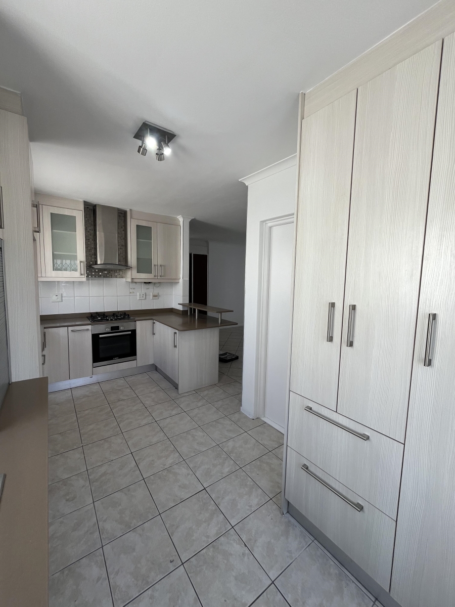 4 Bedroom Property for Sale in Sunningdale Western Cape